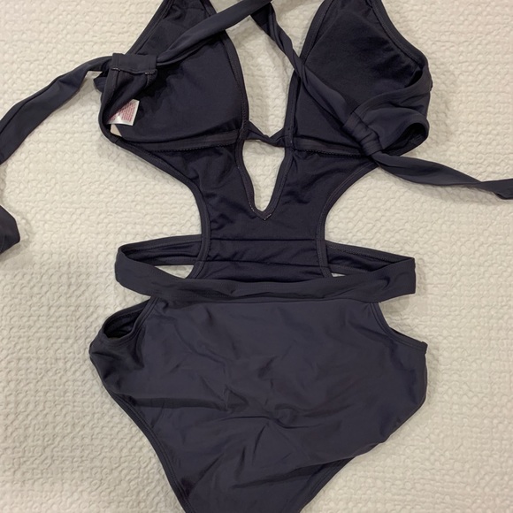 Monokini cut out one piece swimsuit - Picture 3 of 4